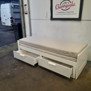 White daybed with pull out bed to make a king size bed with 2 mattresses and 2 drawers, Ref:19837